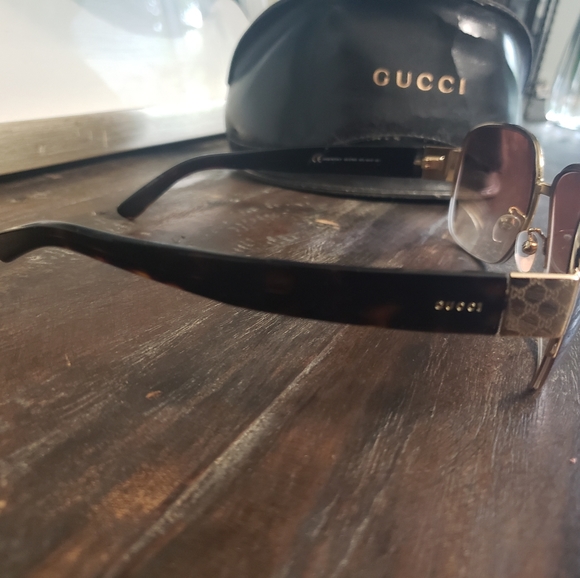 🛑SOLD LOCAL🛑 GUCCI SUNNIES - Picture 3 of 6